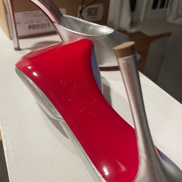 Christian louboutin silver heels red bottom - Picture 4 of 5